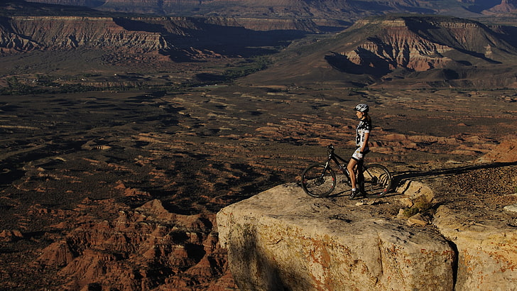Frauen mit Fahrrädern, Fahrrad, Frauen im Freien, Berge, Mountainbikes, HD-Hintergrundbild