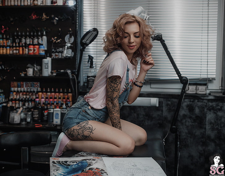 Frauen rosa T-Shirt mit Rundhalsausschnitt, Suicide Girls, Frauen, ElisaRose, Tattoo-Studio, Tattoo, rosa Haare, Farbtöne, HD-Hintergrundbild