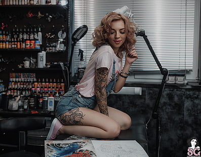 Frauen rosa T-Shirt mit Rundhalsausschnitt, Suicide Girls, Frauen, ElisaRose, Tattoo-Studio, Tattoo, rosa Haare, Farbtöne, HD-Hintergrundbild HD wallpaper