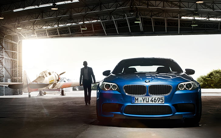 BMW M5日光飛行機飛行機ハンガーHD、車、日光、bmw、飛行機、飛行機、m5、ハンガー、 HDデスクトップの壁紙