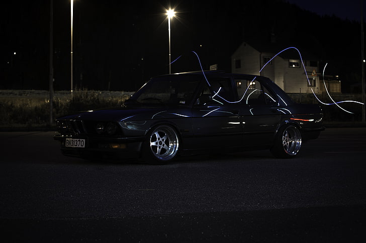 hatchback negro de 5 puertas, BMW E28, Stance, rebajado, ruedas de la vieja escuela, autos alemanes, Fondo de pantalla HD