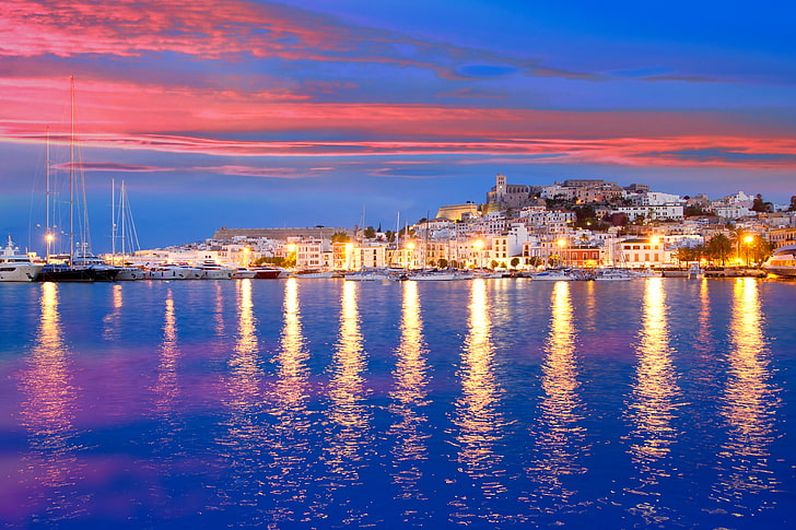 edificio della città vicino al corpo idrico, mare, tramonto, luci, riva, casa, yacht, Spagna, moli, Ibiza, Eivissa, Sfondo HD