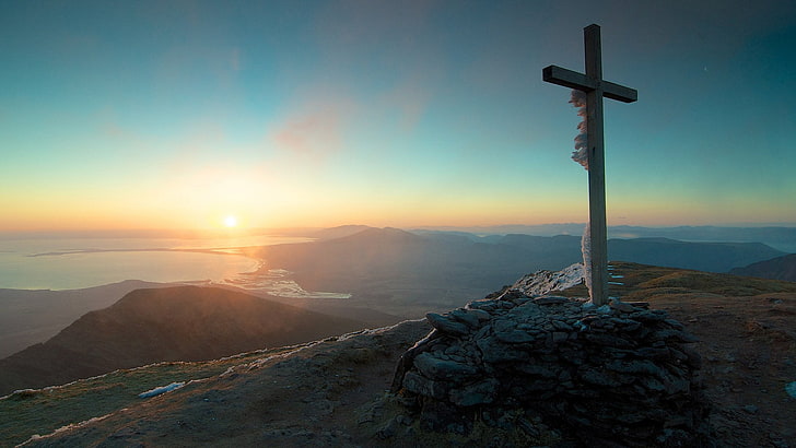 cruz de hormigón beige, cruz, puesta de sol, paisaje, cielo, naturaleza, montañas, católica, Fondo de pantalla HD
