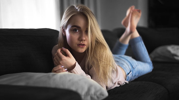 women, blonde, blue eyes, pink shirt, denim, jeans, open mouth, lying on front, couch, HD wallpaper
