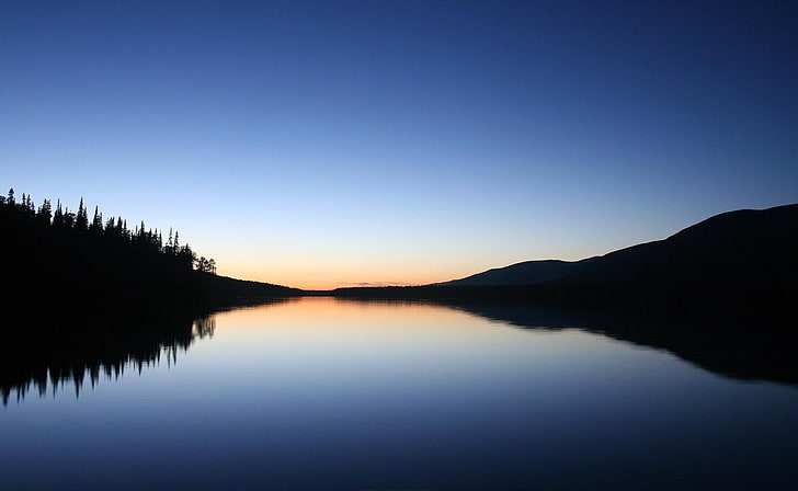 صورة ظلية للجبل بين البحيرة ، المناظر الطبيعية ، السماء ، الطبيعة ، البحيرة، خلفية HD