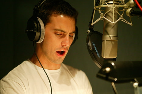 vit skjorta för män med rund hals, milo ventimiglia, brunett, mikrofon, inspelning, studio, HD tapet HD wallpaper
