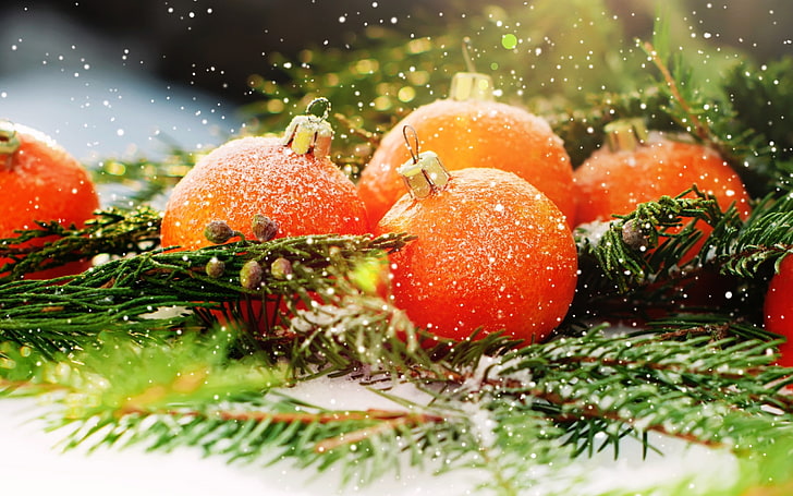 оранжевые безделушки, Новый год, снег, новогодние украшения, листья, блестящий шарик, шарик, HD обои