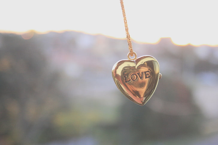 złoty łańcuszek z łańcuszkiem z zawieszką w kształcie serca, nastrój, dekoracja, dodatek, łańcuszek, kulomb, wisiorek, serce, Tapety HD