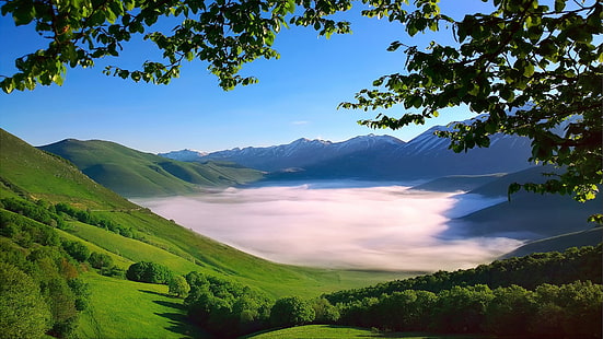 Włochy, Apeniny, Włochy, Apeniny, pasmo górskie Monti Sibillini, dolina, poranna mgła, drzewa, gałęzie, liście, wiosna, maj, Tapety HD HD wallpaper