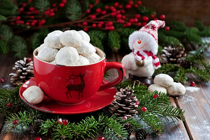 赤いセラミックカップとソーサー、食品、クッキー、クリスマス、カップ、雪だるま、デザート、甘い、新年、休日に丸い菓子、 HDデスクトップの壁紙