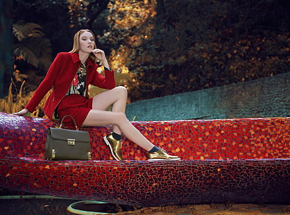 Kobieta w czerwonym garniturze, złote buty, mozaika, dziewczyny, dziewczyna, ludzie, kobieta, projektant, młody, model, moda, kolekcja, mozaika, strój, odzież, ubrania, złote buty, Tapety HD HD wallpaper