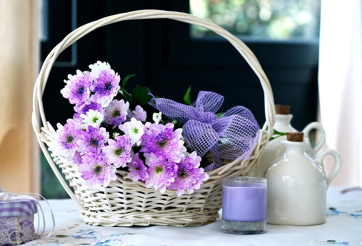 biało-fioletowe płatki kwiatów i biały wiklinowy kosz, chryzantemy, kwiaty, kosz, świeca, kokardka, dekoracja, Tapety HD