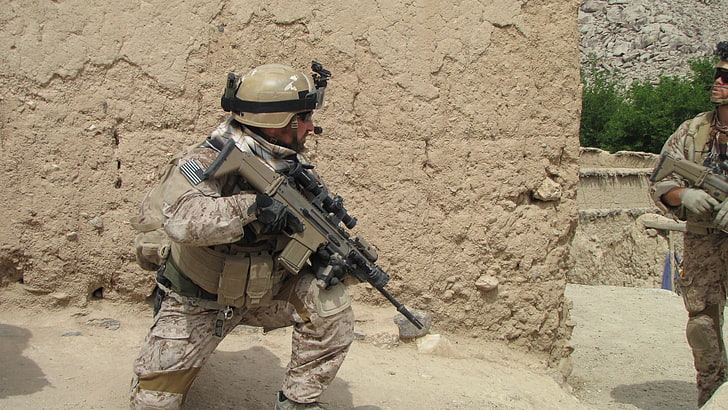 мужской серый камуфляжный военный костюм, армия, пистолет, оружие, FN SCAR, HD обои
