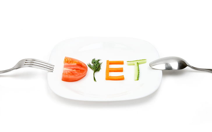 Diet Plate, pomidor, seler, marchewka i ogórek na białym talerzu ceramicznym, jedzenie, Tapety HD