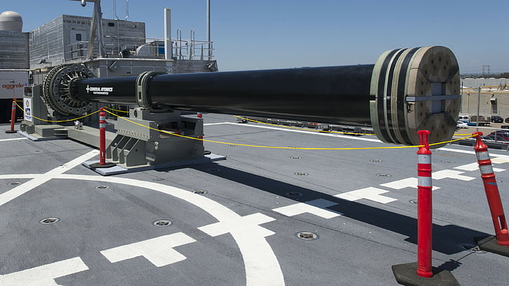 صورة لأنابيب معدنية سوداء ورمادية على الرصيف الخرساني ، مدفع سكك حديدية فرط صوتية ، بندقية سكة حديدية كهرومغناطيسية ، البحرية الأمريكية، خلفية HD