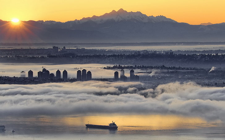 Аэрофотоснимок городского пейзажа в дневное время, пейзаж, городской пейзаж, горы, туман, Ванкувер, здания, HD обои