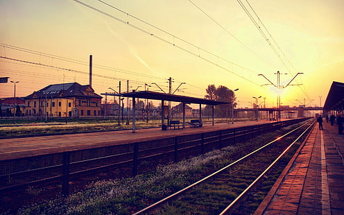 фотография железнодорожных рельсов во время заката, железнодорожный вокзал, солнечный свет, железнодорожный путь, HD обои HD wallpaper