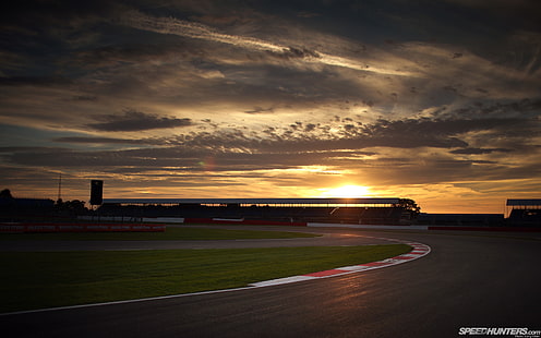Pista de corrida Sunset HD, pista de corrida durante a paisagem noturna, carros, pôr do sol, corrida, faixa, HD papel de parede HD wallpaper