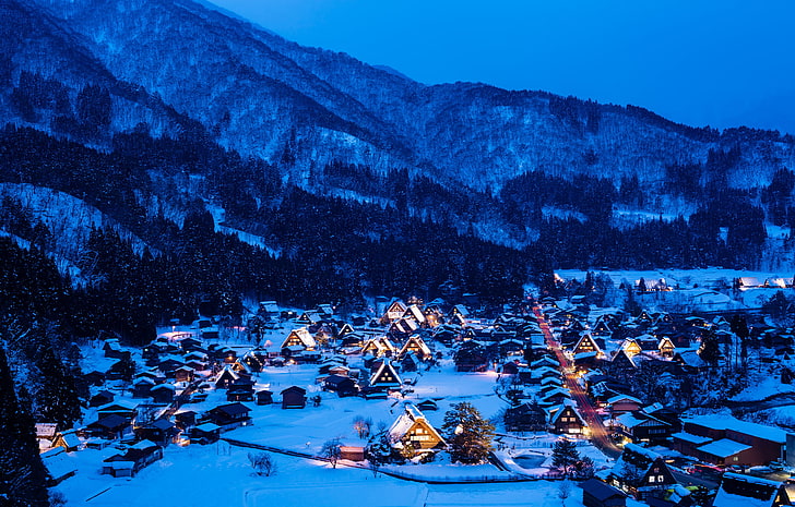 panoramica del villaggio nero e arancione, inverno, neve, montagne, notte, luci, casa, Giappone, l'isola di Honshu, Gokayama, Shirakawa-go, Sfondo HD