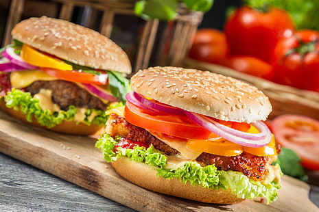 zwei Käse-Burger, Essen, Käse, Bogen, Brett, Pfeffer, Gemüse, Tomaten, Patty, Brötchen, Sesam, Fast Food, Burger, Sandwiches, HD-Hintergrundbild HD wallpaper