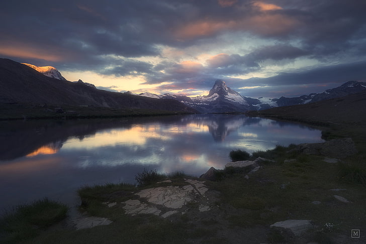 montaña al lado del cuerpo de agua, oscuridad, cielo, naturaleza, paisaje, montañas, Fondo de pantalla HD