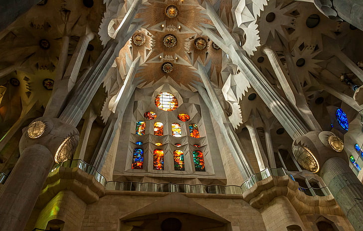 베이지 색 콘크리트 교회, 기둥, 스테인드 글라스, 스페인, 종교, 바르셀로나, 사그라 다 파밀리아, HD 배경 화면
