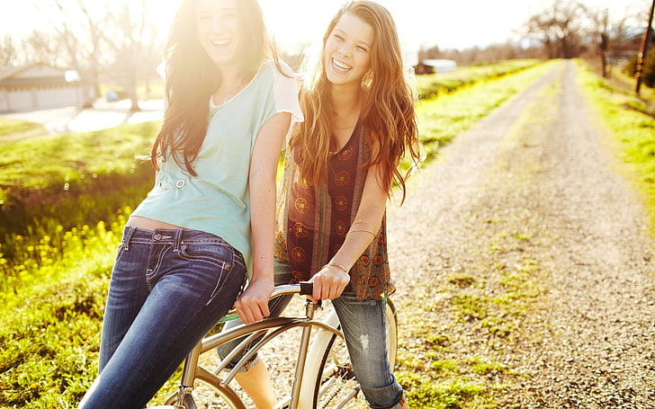 женские синие джинсы, дорога, зелень, трава, девушка, солнце, счастье, природа, улыбка, фон, обои, настроение, веселье, смех, след, позитив, подруга, друг, путь.велосипед, HD обои