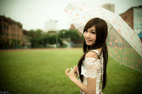 Azjatka, kobiety, brunetki, brązowe oczy, uśmiechnięta, parasolka, długie włosy, patrząc na widza, Zhang Ya Zhu, Tapety HD HD wallpaper