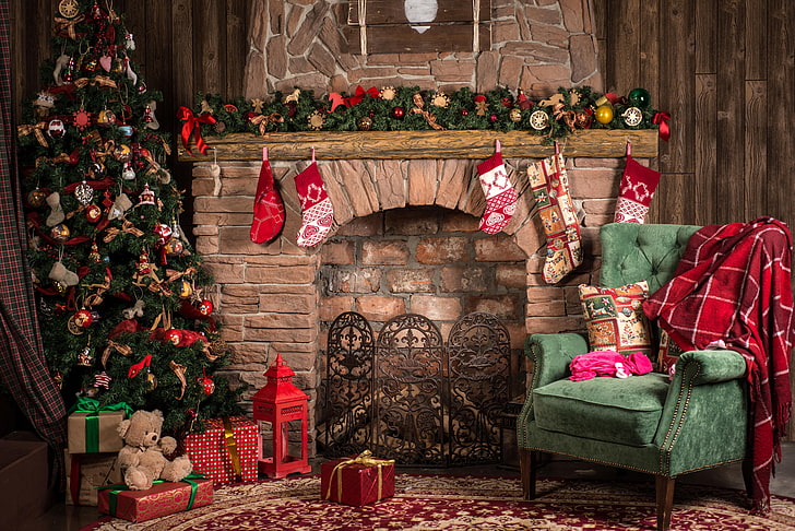 зелен диван стол и коледни декори, играчки, дърво, стол, Коледа, подаръци, Нова година, камина, венец, HD тапет