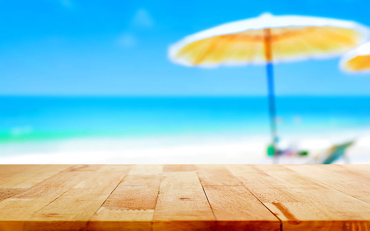 коричневый деревянный стол, песок, море, пляж, лето, небо, солнце, макро, радость, настроение, океан, жара, фокус, отпуск, зонт, горизонт, шезлонг, пол, август, путешествие, боке, выходные, июнь, широкоформатные обои для рабочего стола, июль, позитивные картинки, HD обои