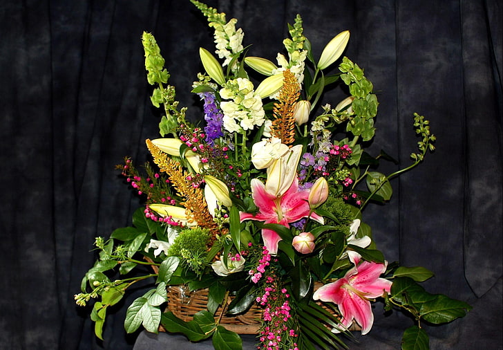 Lily, snapdragon y tulipán arreglos florales, lirios, flores, brotes,  hierbas, Fondo de pantalla HD | Wallpaperbetter