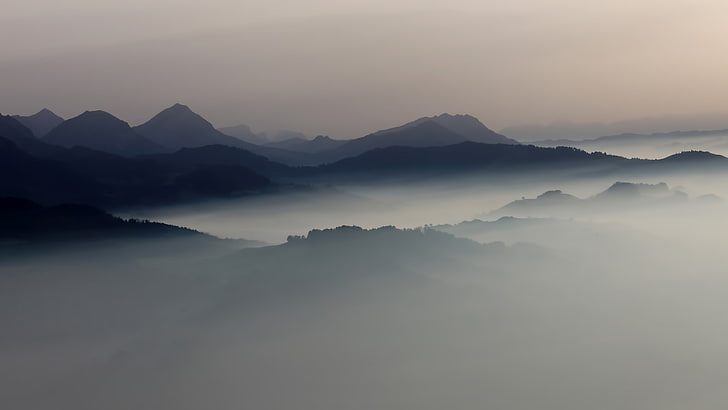 montagnes noires entourées de brouillards blancs, paysage, brume, montagnes, lever de soleil, Fond d'écran HD