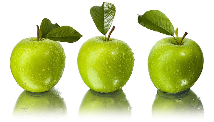 tre gröna äpplen, löv, vatten, droppar, reflektion, äpplen, grön, vit bakgrund, HD tapet