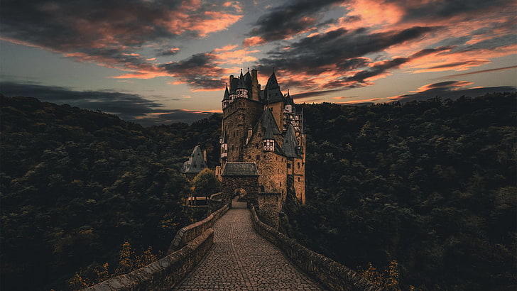 갈색과 검은 색 콘크리트 성, 성, 건축, 독일, 숲, 나무, 구름, 피사계 심도, 하늘, Burg Eltz, HD 배경 화면