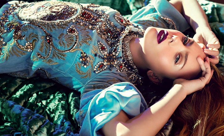 Scarlett Johansson Wunderschönes Damenoberteil mit blaugrünem Blumenmuster und Verzierungen. Mädchen, Scarlett Johansson, Schauspielerin, HD-Hintergrundbild
