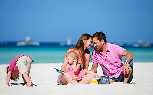 Foto di famiglia felice, foto di 4 membri della famiglia su sabbia bianca, coppia, bambini, abbraccio di famiglia, bambini, cielo blu, Sfondo HD HD wallpaper