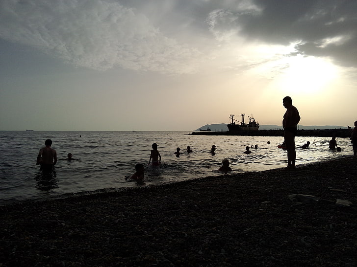 kapal hitam dan putih di atas badan lukisan air, laut, pantai, matahari terbenam, sekelompok orang, orang, Wallpaper HD