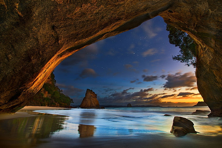 plan d'eau calme sous grotte brune, grotte, plage, mer, coucher de soleil, nuages, étoiles, nature, paysage, Fond d'écran HD