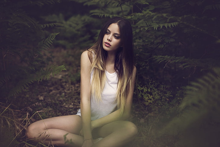 woman in white tank top sitting in a forest, women, dyed hair, white tops, face, sitting, women outdoors, forest, portrait, hazy, juicy lips, HD wallpaper