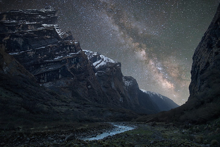 Rio entre ilustração de montanhas, Via Láctea, espaço, natureza, HD papel de parede