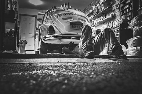 bianco e nero, auto, classico, garage, lavoro, meccanico, riparatore, riparazione, servizio, veicolo, annata, volkswagen, volkswagen beetle, vw, officina, Sfondo HD HD wallpaper