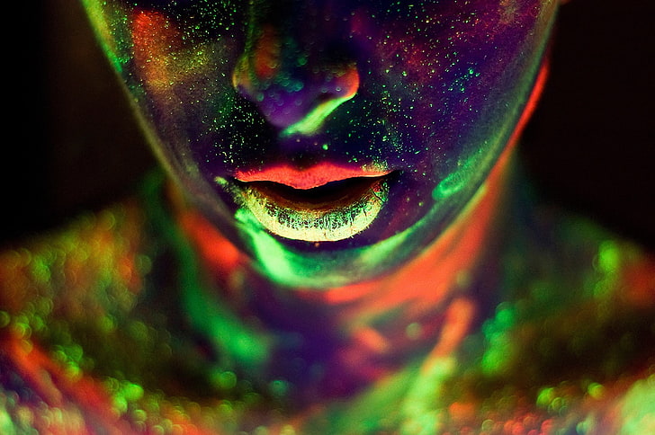 grüne und rote abstrakte Malerei, Gesicht, Körperfarbe, Neon, saftige Lippen, Nahaufnahme, Schärfentiefe, HD-Hintergrundbild