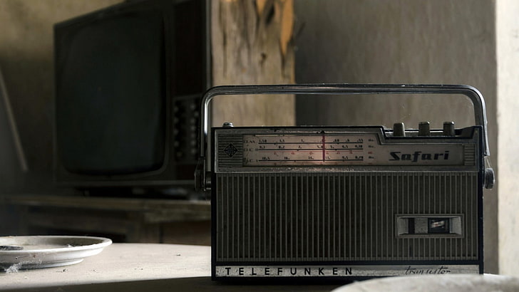 övergiven, gammal, TV-apparater, radio, bord, tallrikar, damm, vintage, HD tapet
