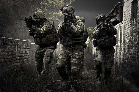 trzy męskie kombinezony wojskowe, broń, tło, cel, żołnierze, sprzęt, Tapety HD HD wallpaper