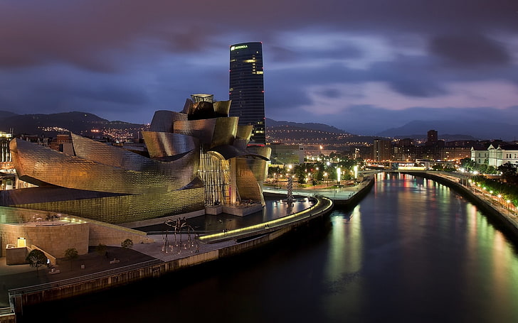 Muzeum Guggenheima, Bilbao, krajobraz, Bilbao, Hiszpania, muzeum, wieżowiec, architektura, rzeka, wzgórza, światła, noc, Guggenheim, Frank Gehry, Tapety HD