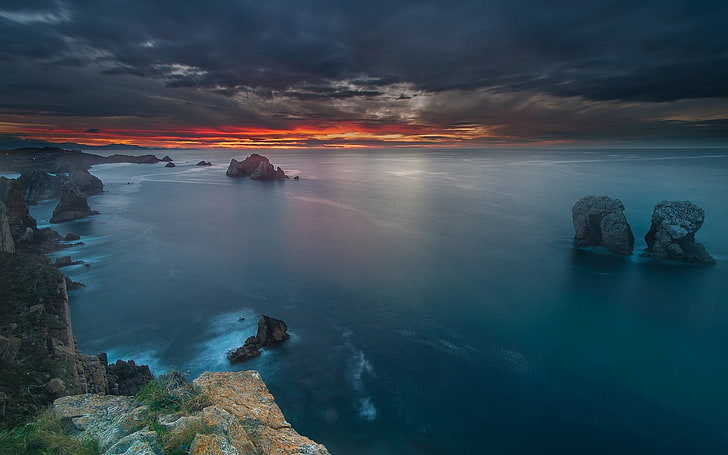 日没、自然、風景、日没、海、雲、岩、スペイン、海岸、穏やかな、空、青の中に海の水の近くの茶色の岩の形成、 HDデスクトップの壁紙