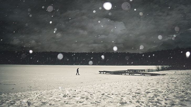 vista a la orilla del mar, hombre caminando en un campo cubierto de nieve, nieve, hombres, monocromo, invierno, lago, hielo, helado, paisaje, personas, naturaleza, nubes, horizonte, lago congelado, caminar, árboles, bosque, muelle, bokeh, tristeza,solo, copos de nieve, oscuro, Fondo de pantalla HD