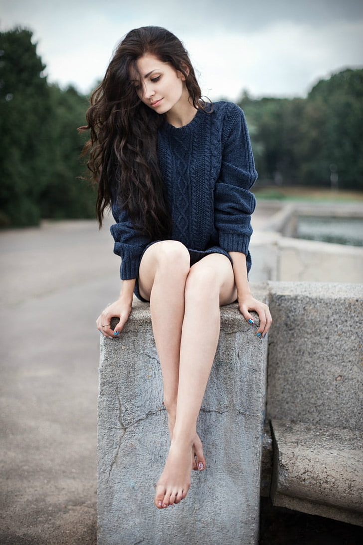 women's blue sweater, women, smiling, barefoot, brunette, legs, sweater, black sweater, HD wallpaper