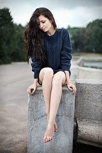 여성용 블루 스웨터, 여성, 웃고, 맨발, 갈색 머리, 다리, 스웨터, 검은 스웨터, HD 배경 화면 HD wallpaper