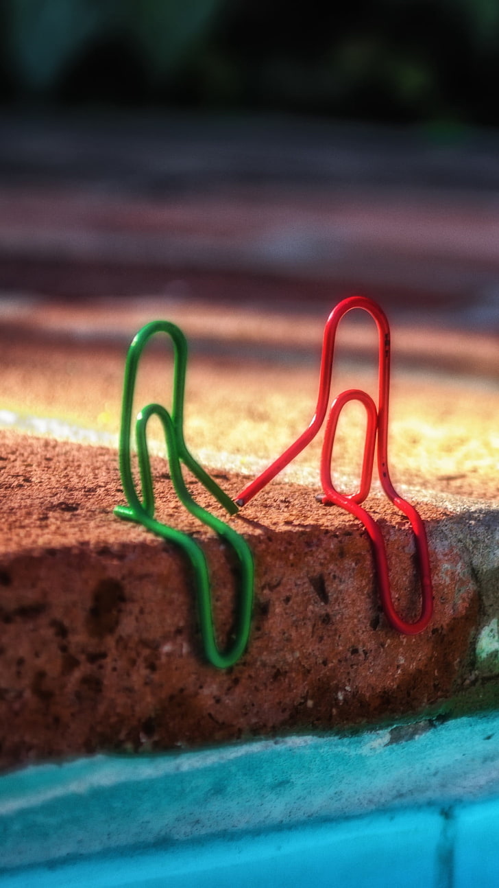 Staples Couple, two green and red paper clips, Love, , couple, staples, HD wallpaper